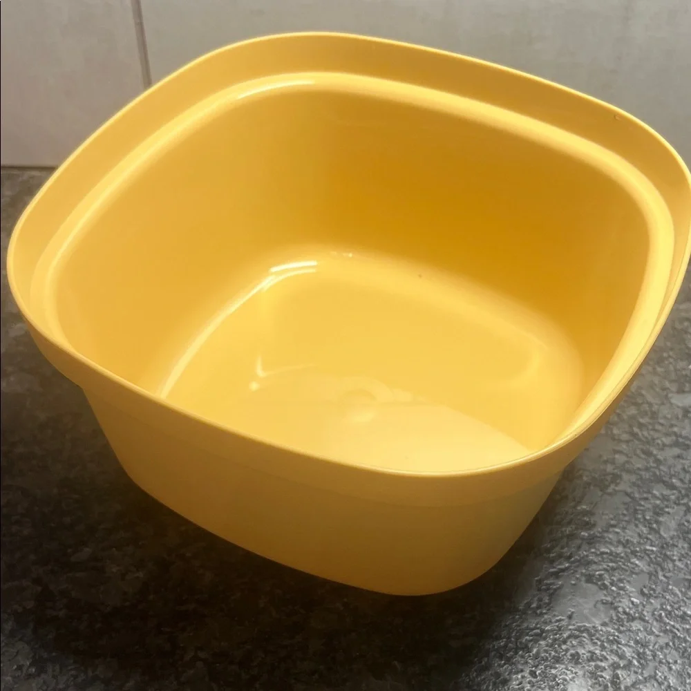 Vintage Tupperware Steam-N-Store Harvest Gold and white. NWOT